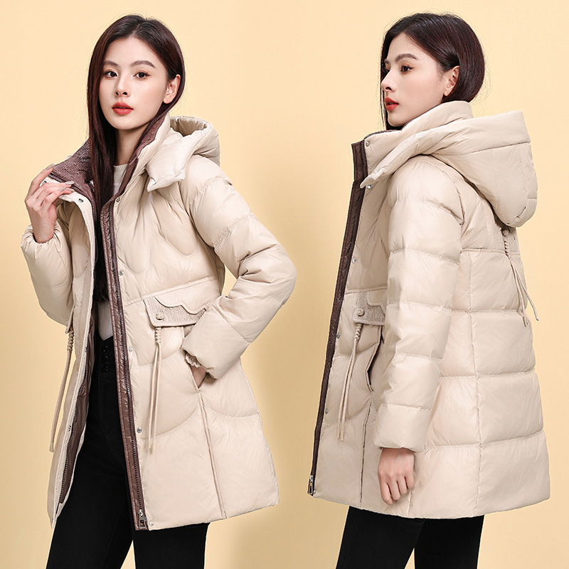 Geacă de iarnă pentru femei cu puf de rață, lungime medie, umplutură 201–300 g, conținut puf 51–55%, poliester, guler înalt, glugă detașabilă