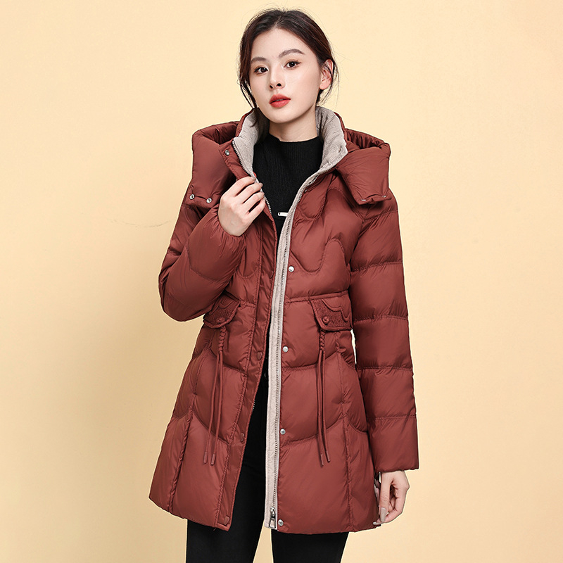 Geacă de iarnă pentru femei cu puf de rață, lungime medie, umplutură 201–300 g, conținut puf 51–55%, poliester, guler înalt, glugă detașabilă