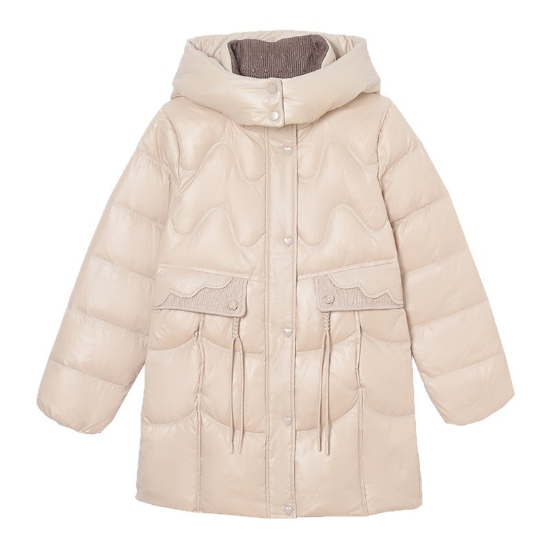 Geacă de iarnă pentru femei cu puf de rață, lungime medie, umplutură 201–300 g, conținut puf 51–55%, poliester, guler înalt, glugă detașabilă