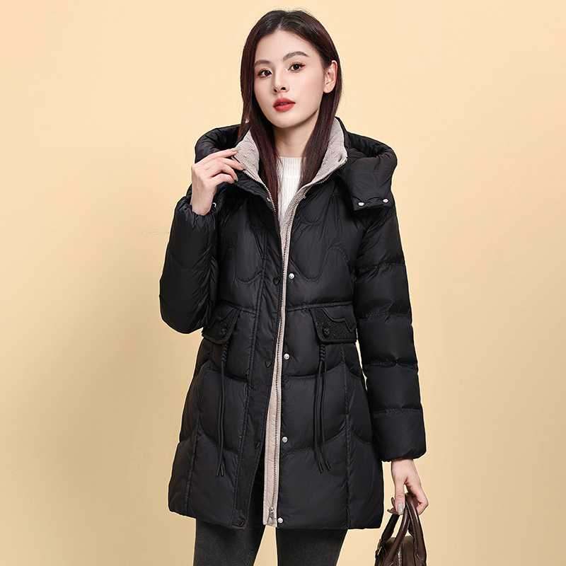 Geacă de iarnă pentru femei cu puf de rață, lungime medie, umplutură 201–300 g, conținut puf 51–55%, poliester, guler înalt, glugă detașabilă