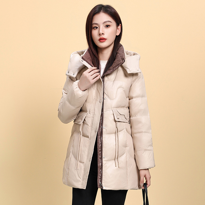 Geacă de iarnă pentru femei cu puf de rață, lungime medie, umplutură 201–300 g, conținut puf 51–55%, poliester, guler înalt, glugă detașabilă