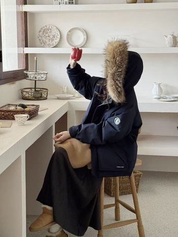 Jachetă de iarnă din puf pentru femei cu glugă și guler din blană, lungime medie, umplutură din puf de rață albă 86–90%, 201–300 g, material poliester, iarnă 2025