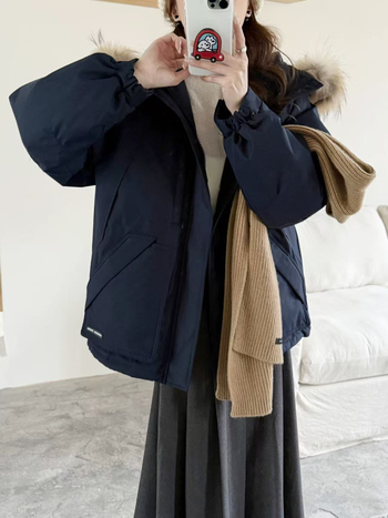 Jachetă de iarnă din puf pentru femei cu glugă și guler din blană, lungime medie, umplutură din puf de rață albă 86–90%, 201–300 g, material poliester, iarnă 2025