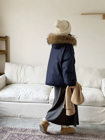 Jachetă de iarnă din puf pentru femei cu glugă și guler din blană, lungime medie, umplutură din puf de rață albă 86–90%, 201–300 g, material poliester, iarnă 2025