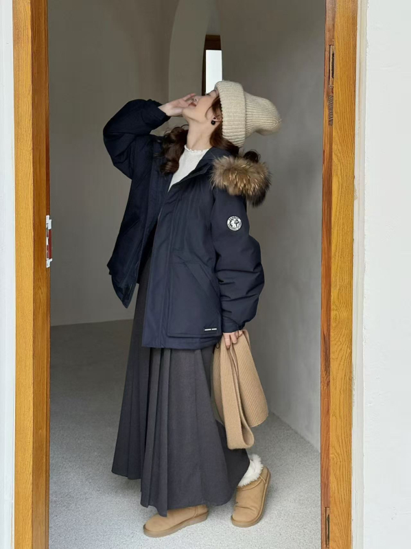 Jachetă de iarnă din puf pentru femei cu glugă și guler din blană, lungime medie, umplutură din puf de rață albă 86–90%, 201–300 g, material poliester, iarnă 2025