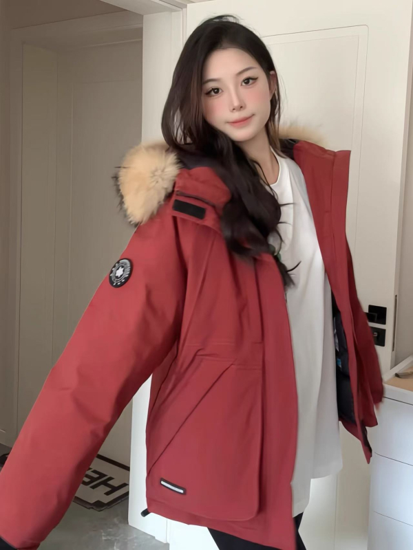 Jachetă de iarnă din puf pentru femei cu glugă și guler din blană, lungime medie, umplutură din puf de rață albă 86–90%, 201–300 g, material poliester, iarnă 2025