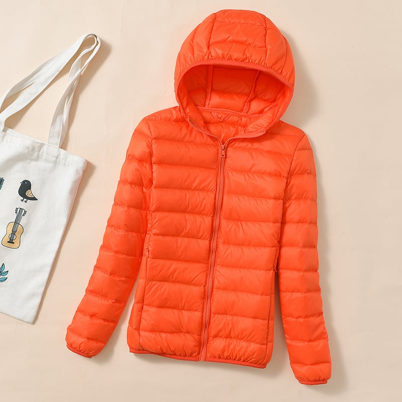 Női slim-fit kapucnis tollas kabát nylon külsővel, kacsa tollal töltött, 201–300 g, 51–55% tolltartalom