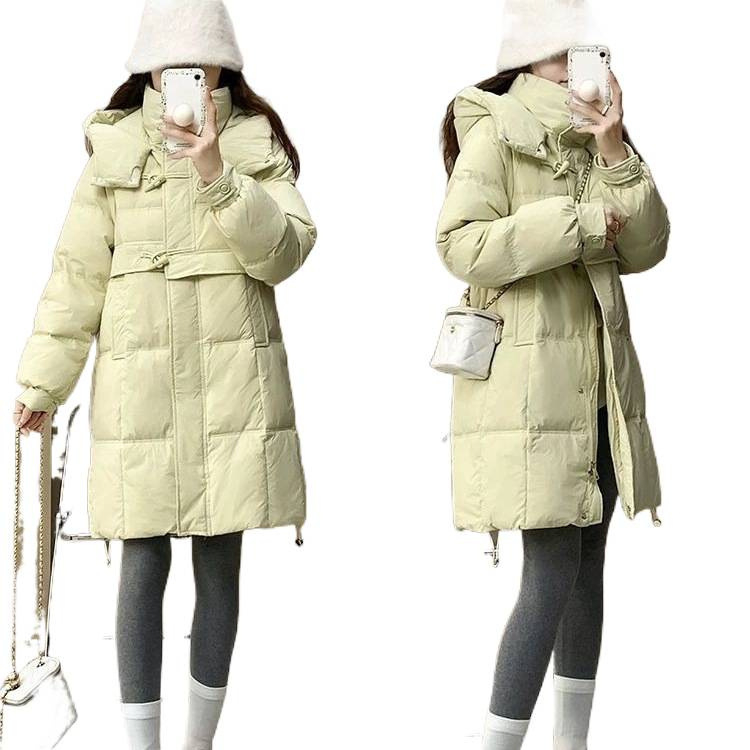 Ženska bijela puffer jakna srednje dužine iznad koljena, zimski 2025 model korejskog stila, debela, s gumbima od roga