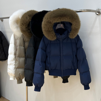 Női rövid pehelydzseki nagy szőrme gallérral, derékra szabott, vastag kialakítás, 2025-ös modell, fehér lúd pelyhetöltet 86–90%