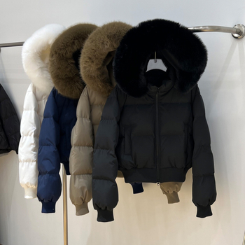 Női rövid pehelydzseki nagy szőrme gallérral, derékra szabott, vastag kialakítás, 2025-ös modell, fehér lúd pelyhetöltet 86–90%