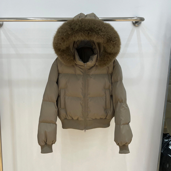 Női rövid pehelydzseki nagy szőrme gallérral, derékra szabott, vastag kialakítás, 2025-ös modell, fehér lúd pelyhetöltet 86–90%