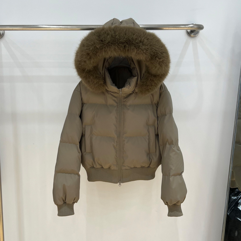 Női rövid pehelydzseki nagy szőrme gallérral, derékra szabott, vastag kialakítás, 2025-ös modell, fehér lúd pelyhetöltet 86–90%