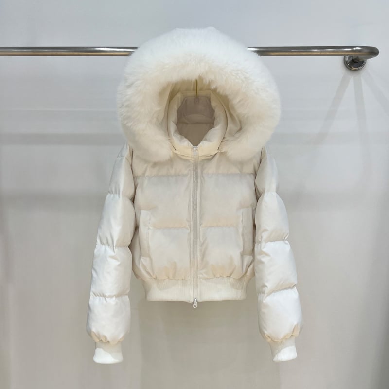Női rövid pehelydzseki nagy szőrme gallérral, derékra szabott, vastag kialakítás, 2025-ös modell, fehér lúd pelyhetöltet 86–90%
