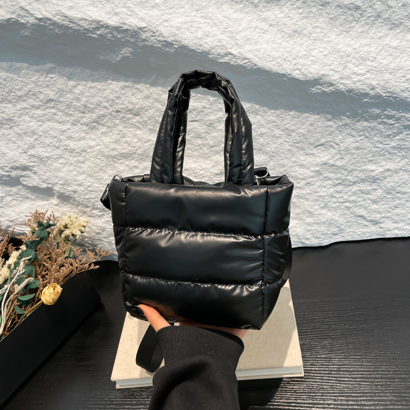 Taška typu vedro, mestský minimalistický štýl, vonkajšia látka, polyesterová podšívka, magnetická spona