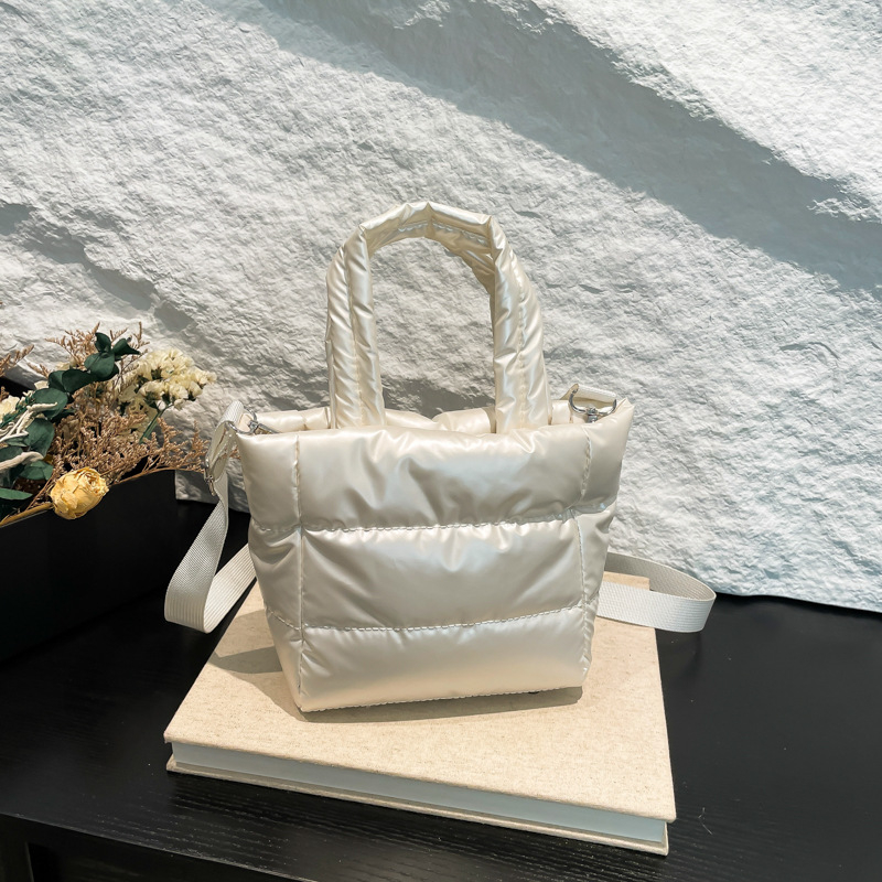 Taška typu vedro, mestský minimalistický štýl, vonkajšia látka, polyesterová podšívka, magnetická spona