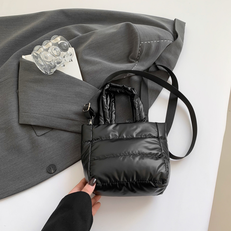 Taška typu vedro, mestský minimalistický štýl, vonkajšia látka, polyesterová podšívka, magnetická spona