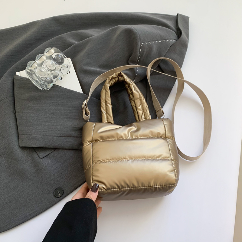 Taška typu vedro, mestský minimalistický štýl, vonkajšia látka, polyesterová podšívka, magnetická spona