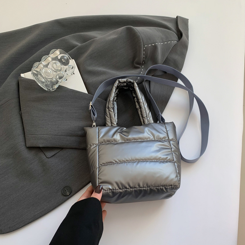 Taška typu vedro, mestský minimalistický štýl, vonkajšia látka, polyesterová podšívka, magnetická spona