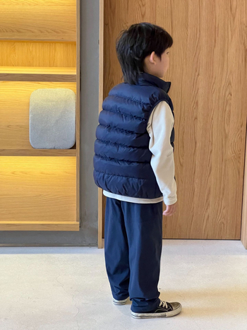 Vesta pentru copii din puf, umplere puf 91–94%, fără mâneci, fermoar frontal, poliester, model de iarnă 2025