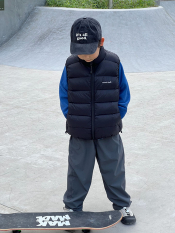 Vesta pentru copii din puf, umplere puf 91–94%, fără mâneci, fermoar frontal, poliester, model de iarnă 2025