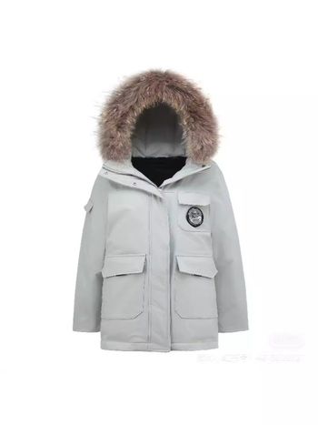Geacă parka cu glugă din puf de rață; Conținut puf: 86-90% • Material: poliester • Lungime: medie • Închidere: fermoar