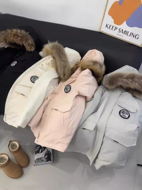 Geacă parka cu glugă din puf de rață; Conținut puf: 86-90% • Material: poliester • Lungime: medie • Închidere: fermoar