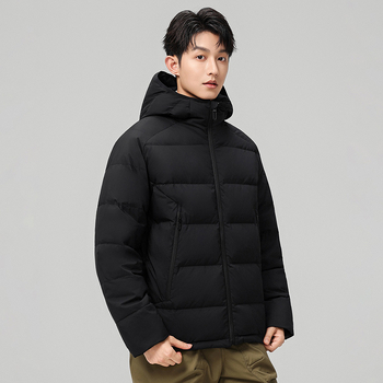 Kapucnis pehelykabát, lazább szabású, vízálló és hidegálló, pehelytartalom 51-55%, külső Nylon anyag.