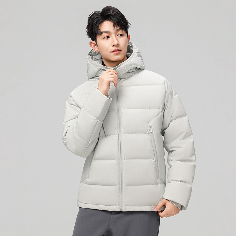 Kapucnis pehelykabát, lazább szabású, vízálló és hidegálló, pehelytartalom 51-55%, külső Nylon anyag.