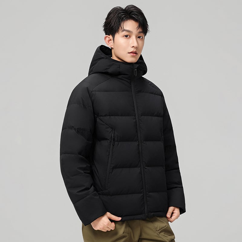 Kapucnis pehelykabát, lazább szabású, vízálló és hidegálló, pehelytartalom 51-55%, külső Nylon anyag.