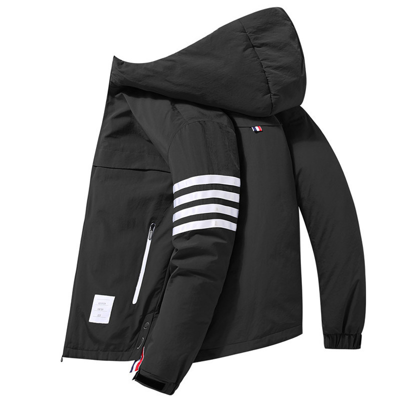 Férfi rövid tollkabát kapucnival, négycsíkos munkaruházati stílusban, testhezálló fazon (Töltet: pehely; Töltőerő: 550; Hővédelmi szint: -5°C-tól 0°C-ig; Kapucni: Igen; Siluett: testhezálló)