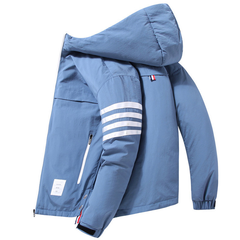 Férfi rövid tollkabát kapucnival, négycsíkos munkaruházati stílusban, testhezálló fazon (Töltet: pehely; Töltőerő: 550; Hővédelmi szint: -5°C-tól 0°C-ig; Kapucni: Igen; Siluett: testhezálló)