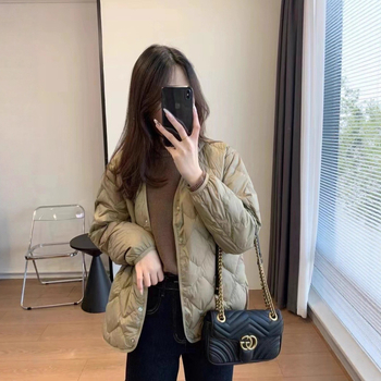 Geacă de puf pentru femei, lungime scurtă, decolteu în V, model pătrățat diamantat, închidere cu nasturi pe un rând, umplutură din puf de rață 81-85%