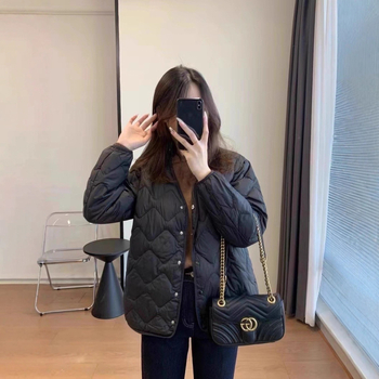 Geacă de puf pentru femei, lungime scurtă, decolteu în V, model pătrățat diamantat, închidere cu nasturi pe un rând, umplutură din puf de rață 81-85%