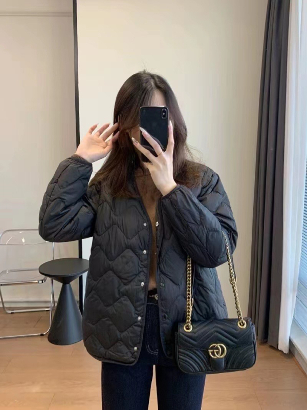 Geacă de puf pentru femei, lungime scurtă, decolteu în V, model pătrățat diamantat, închidere cu nasturi pe un rând, umplutură din puf de rață 81-85%