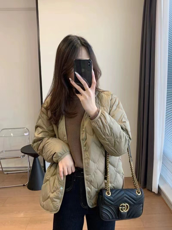 Geacă de puf pentru femei, lungime scurtă, decolteu în V, model pătrățat diamantat, închidere cu nasturi pe un rând, umplutură din puf de rață 81-85%