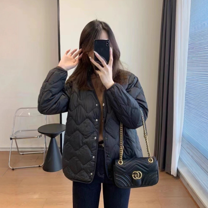 Geacă de puf pentru femei, lungime scurtă, decolteu în V, model pătrățat diamantat, închidere cu nasturi pe un rând, umplutură din puf de rață 81-85%