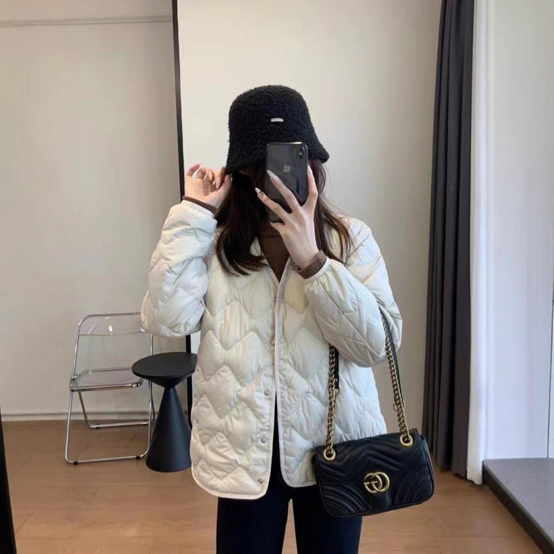 Geacă de puf pentru femei, lungime scurtă, decolteu în V, model pătrățat diamantat, închidere cu nasturi pe un rând, umplutură din puf de rață 81-85%