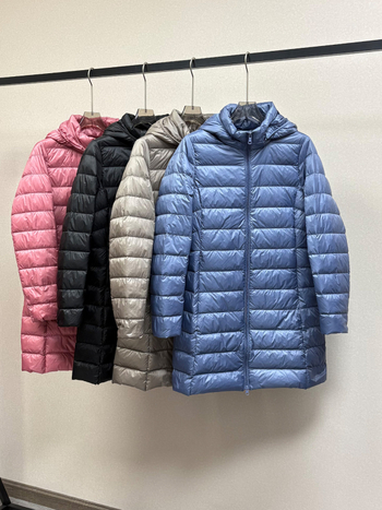 Női középhosszú, vékony pehelykabát kapucnival, 2025 őszi-téli szezonra, szabályos szabás, cipzárral záródik; töltet: fehér kacsa pehely; pehelytartalom 51–55%; anyag: nylon.