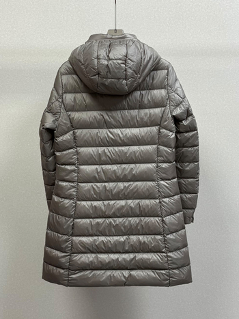 Női középhosszú, vékony pehelykabát kapucnival, 2025 őszi-téli szezonra, szabályos szabás, cipzárral záródik; töltet: fehér kacsa pehely; pehelytartalom 51–55%; anyag: nylon.