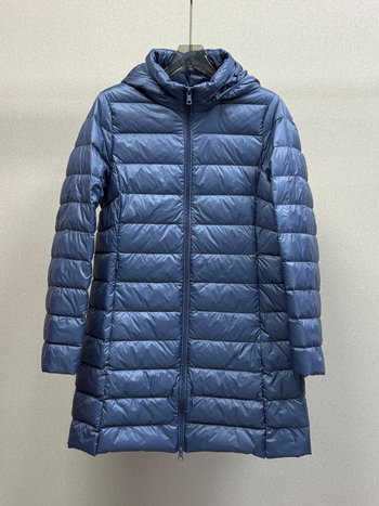 Női középhosszú, vékony pehelykabát kapucnival, 2025 őszi-téli szezonra, szabályos szabás, cipzárral záródik; töltet: fehér kacsa pehely; pehelytartalom 51–55%; anyag: nylon.