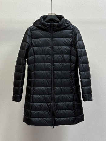 Női középhosszú, vékony pehelykabát kapucnival, 2025 őszi-téli szezonra, szabályos szabás, cipzárral záródik; töltet: fehér kacsa pehely; pehelytartalom 51–55%; anyag: nylon.
