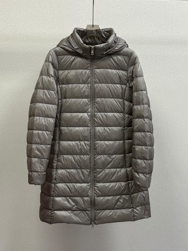 Női középhosszú, vékony pehelykabát kapucnival, 2025 őszi-téli szezonra, szabályos szabás, cipzárral záródik; töltet: fehér kacsa pehely; pehelytartalom 51–55%; anyag: nylon.