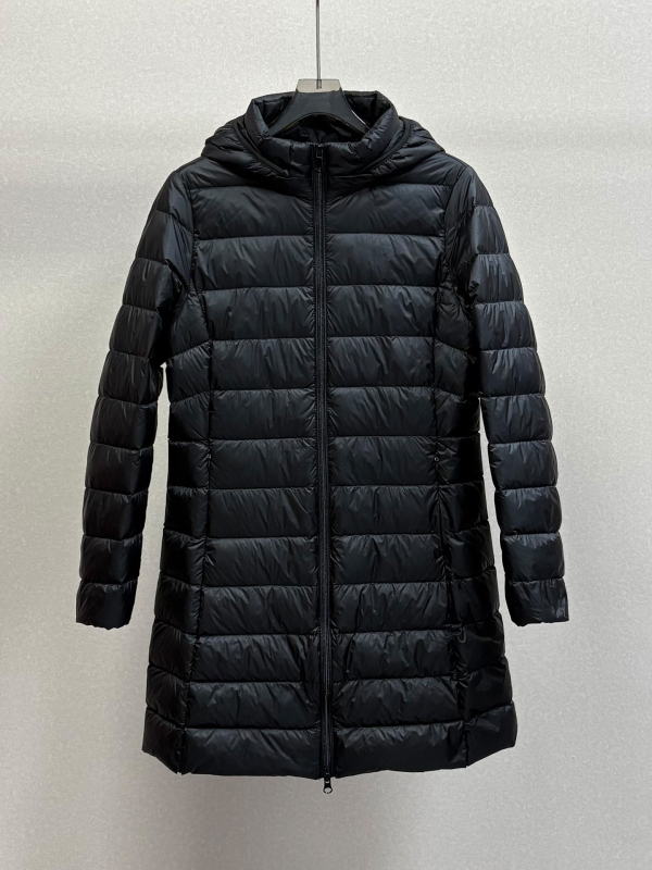 Női középhosszú, vékony pehelykabát kapucnival, 2025 őszi-téli szezonra, szabályos szabás, cipzárral záródik; töltet: fehér kacsa pehely; pehelytartalom 51–55%; anyag: nylon.