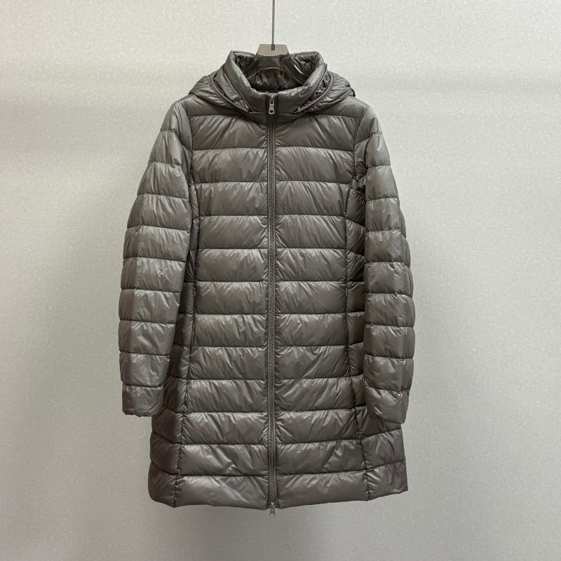 Női középhosszú, vékony pehelykabát kapucnival, 2025 őszi-téli szezonra, szabályos szabás, cipzárral záródik; töltet: fehér kacsa pehely; pehelytartalom 51–55%; anyag: nylon.