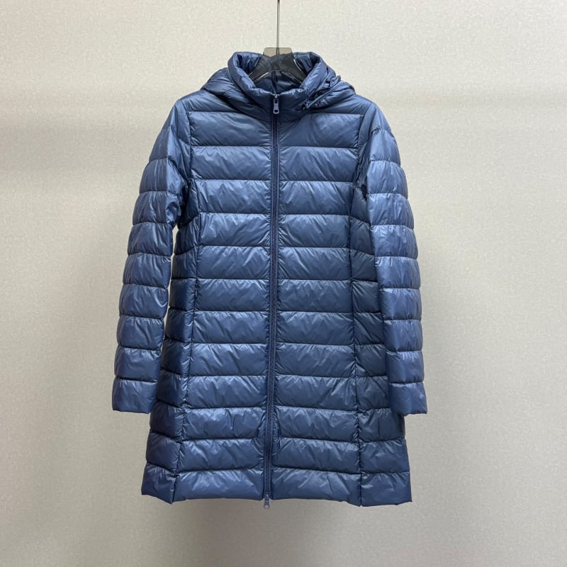 Női középhosszú, vékony pehelykabát kapucnival, 2025 őszi-téli szezonra, szabályos szabás, cipzárral záródik; töltet: fehér kacsa pehely; pehelytartalom 51–55%; anyag: nylon.