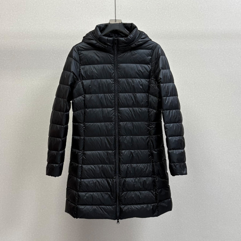 Női középhosszú, vékony pehelykabát kapucnival, 2025 őszi-téli szezonra, szabályos szabás, cipzárral záródik; töltet: fehér kacsa pehely; pehelytartalom 51–55%; anyag: nylon.