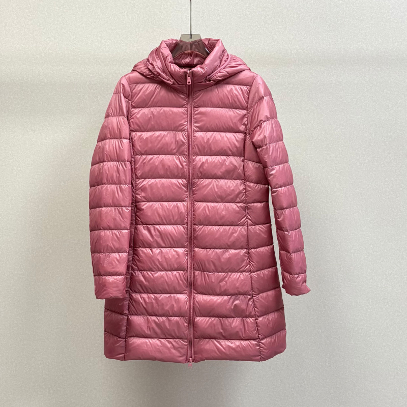 Női középhosszú, vékony pehelykabát kapucnival, 2025 őszi-téli szezonra, szabályos szabás, cipzárral záródik; töltet: fehér kacsa pehely; pehelytartalom 51–55%; anyag: nylon.