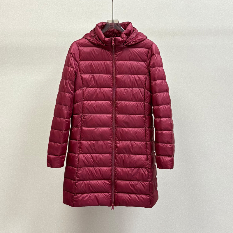 Női középhosszú, vékony pehelykabát kapucnival, 2025 őszi-téli szezonra, szabályos szabás, cipzárral záródik; töltet: fehér kacsa pehely; pehelytartalom 51–55%; anyag: nylon.