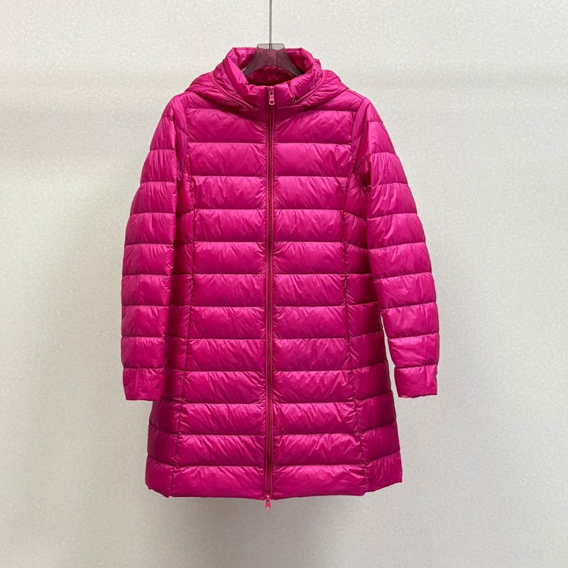 Női középhosszú, vékony pehelykabát kapucnival, 2025 őszi-téli szezonra, szabályos szabás, cipzárral záródik; töltet: fehér kacsa pehely; pehelytartalom 51–55%; anyag: nylon.