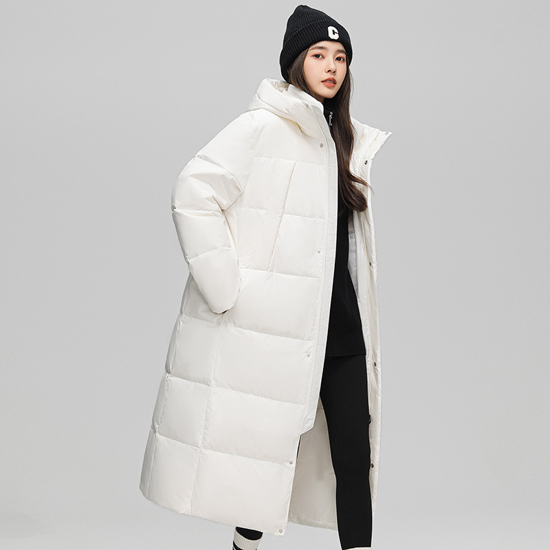 Uniszex középhosszú tollkabát fehér kacsapuhával 56–60% töltőanyag, külső és bélés poliészter, rácsos mintázat, kapucni, cipzár, vastagított dizájn